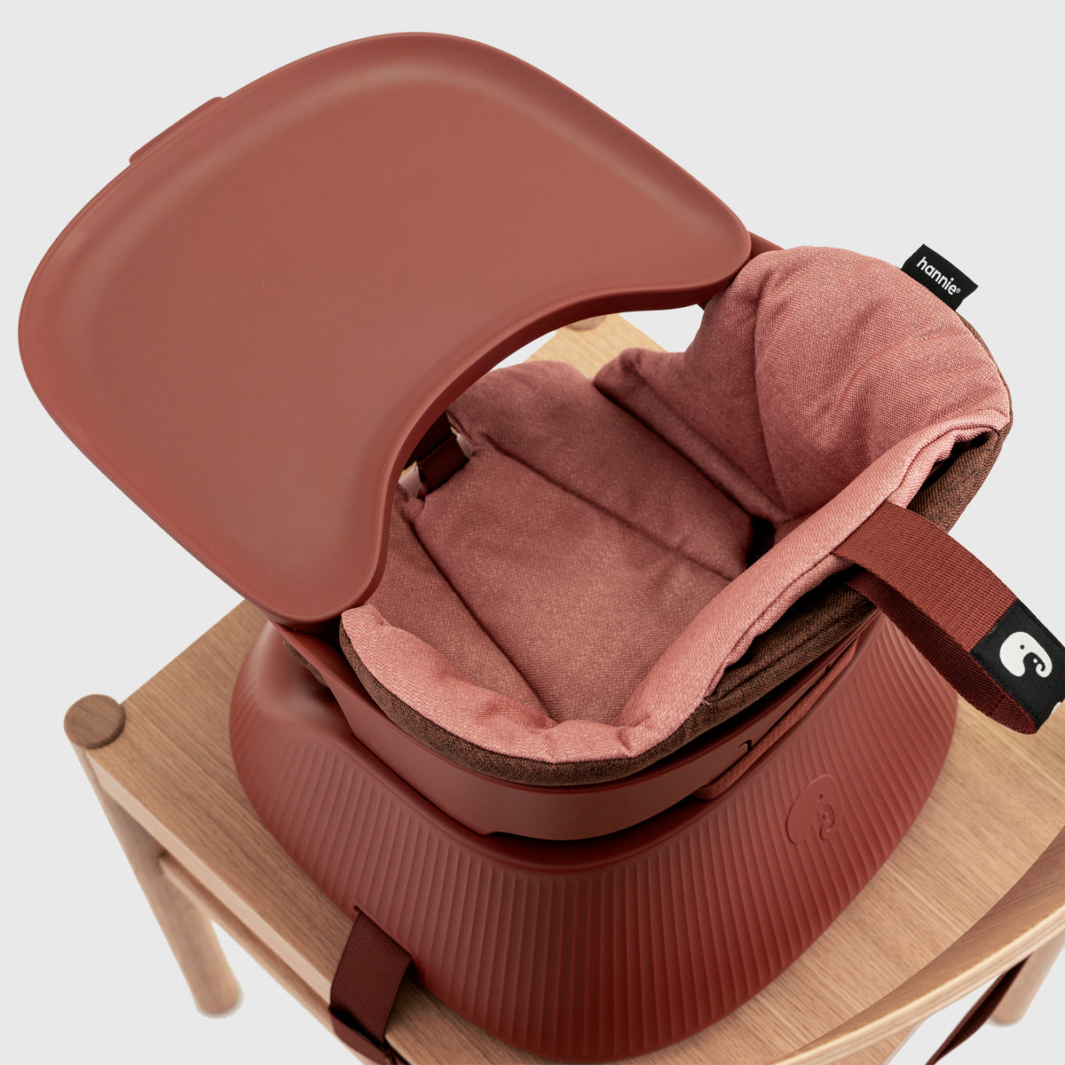 Hannie – De draagbare kinderstoel – Mahogany Red